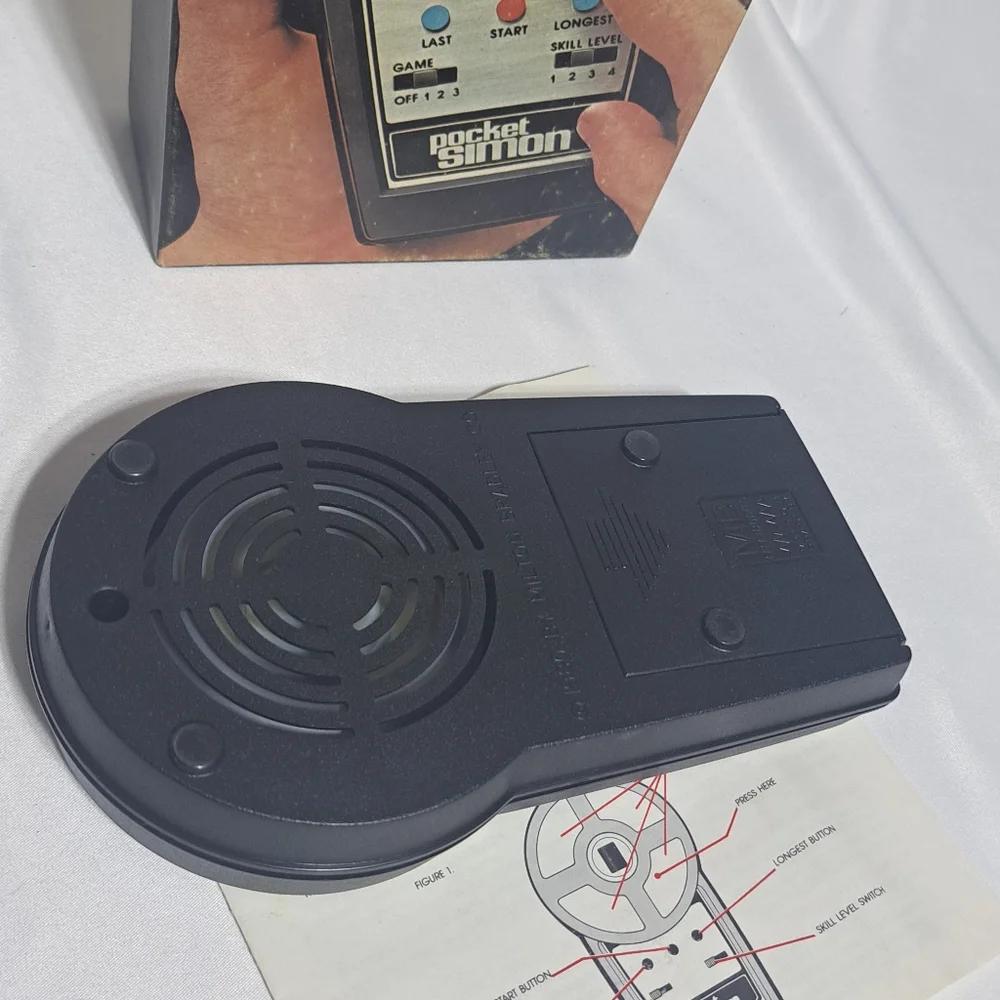 Vintage 1980 Milton‎ Bradley Pocket Simon Electronic Handheld Game UNTESTED
